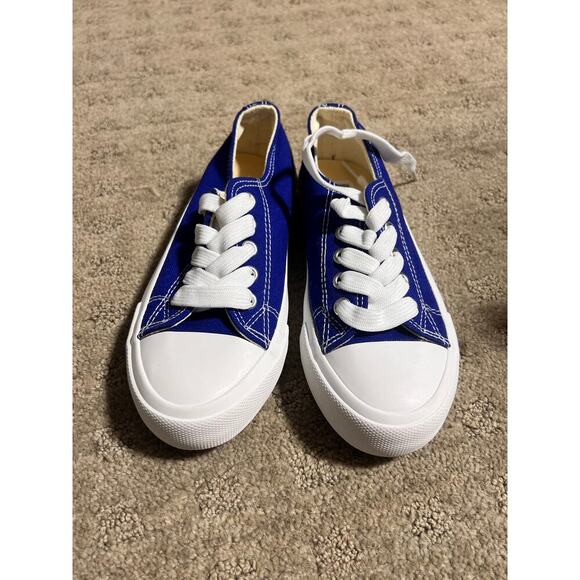 NWOT Opoee Blue kids Sneakers.   Size 32. US size 1. Very‎ Comfortable - Picture 1 of 6